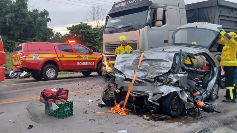 Acidente entre carro e caminhão deixa dois mortos e três feridos em SC