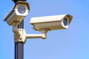 Casal é condenado após instalar câmeras voltadas para casa de vizinha em SC