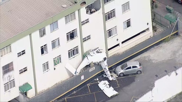 Queda de avião em área residencial deixa mortos e feridos em Belo Horizonte
