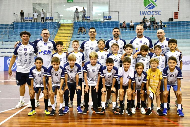 Jovens da base do Joaçaba Futsal vivenciam experiência com elenco profissional