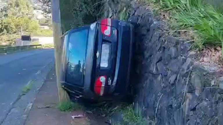 Motorista perde controle da direção e colide contra poste em Caçador