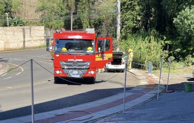 Carro pega fogo na Vila Pedrini, em Joaçaba, e moradores ajudam no combate