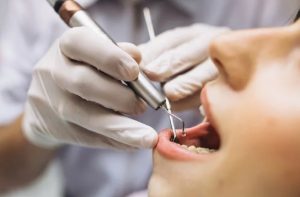 Dentista é denunciada pelo MPSC após paciente sofrer deformações e perda parcial da visão no Oeste