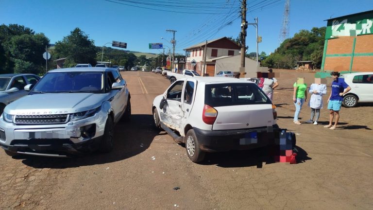 Colisão entre Palio e Land Rover deixa mulher em estado grave em SC
