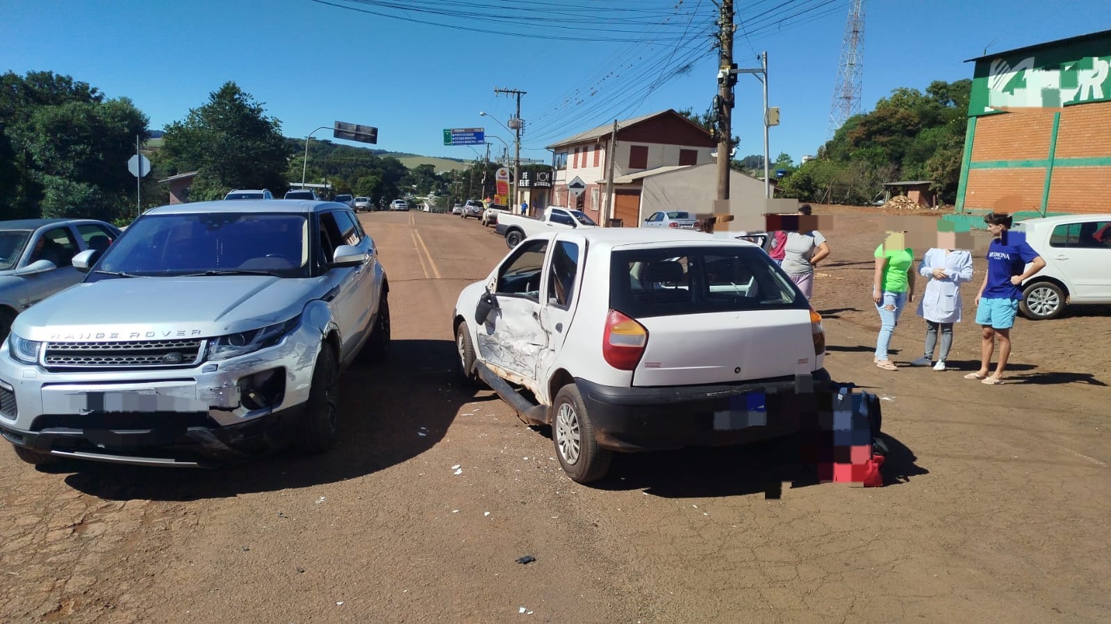 Colisão entre Palio e Land Rover deixa mulher em estado grave em SC