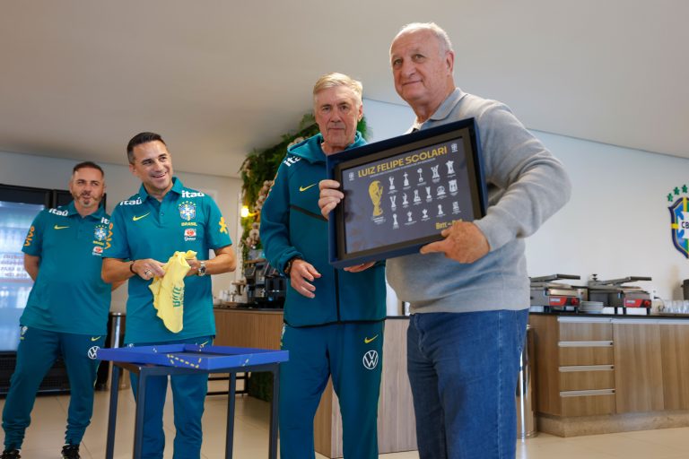 Felipão é homenageado em visita a concentração da Seleção Brasileira