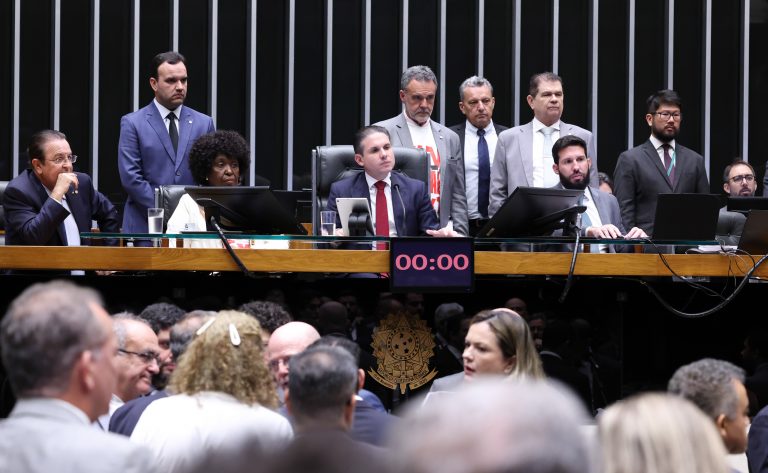 Câmara aprova PEC que acaba com escala 6×1; proposta vai para o Senado