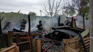 Incêndio destrói casa e deixa família desalojada em Caçador