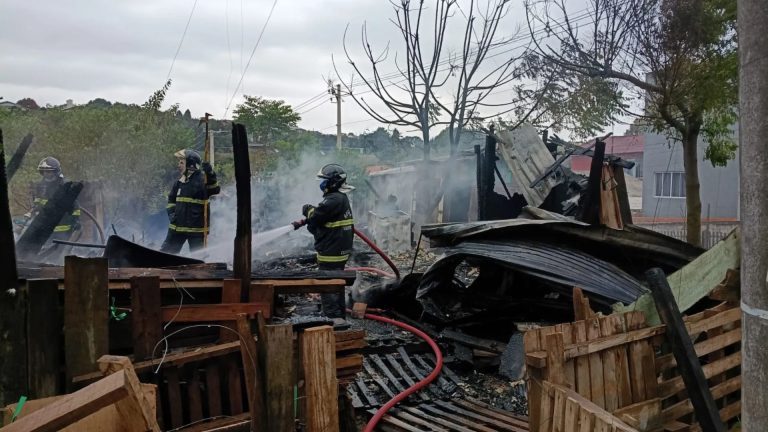 Incêndio destrói casa e deixa família desalojada em Caçador