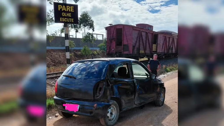 Carro sofre pane mecânica em trilhos e é arrastado por trem no Sul de SC
