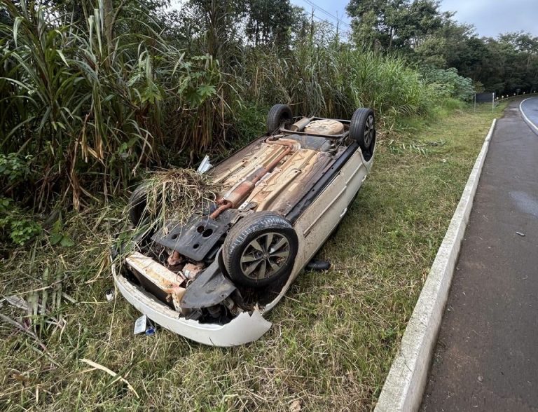 Motorista fica ferida ao capotar veículo em Lacerdópolis