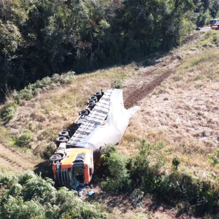 Mais dois acidentes com carreta são registrados na BR-153 em poucas horas