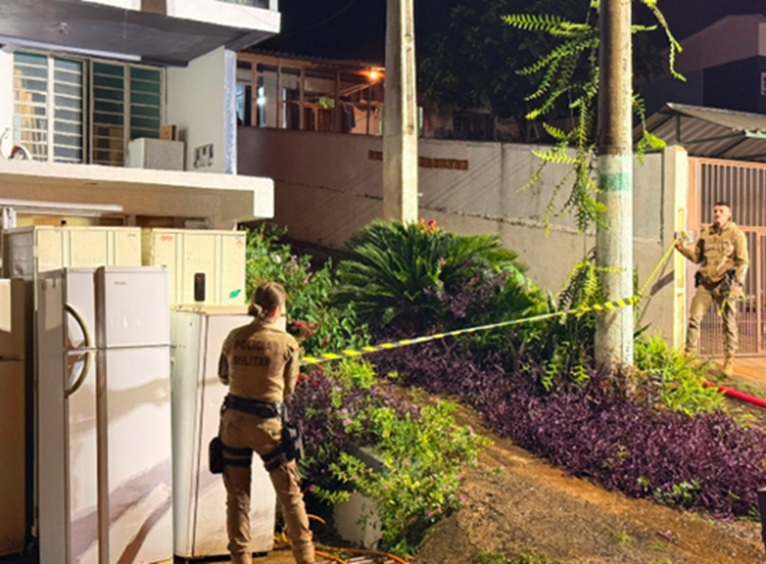 Homem morre em incêndio residencial no Oeste