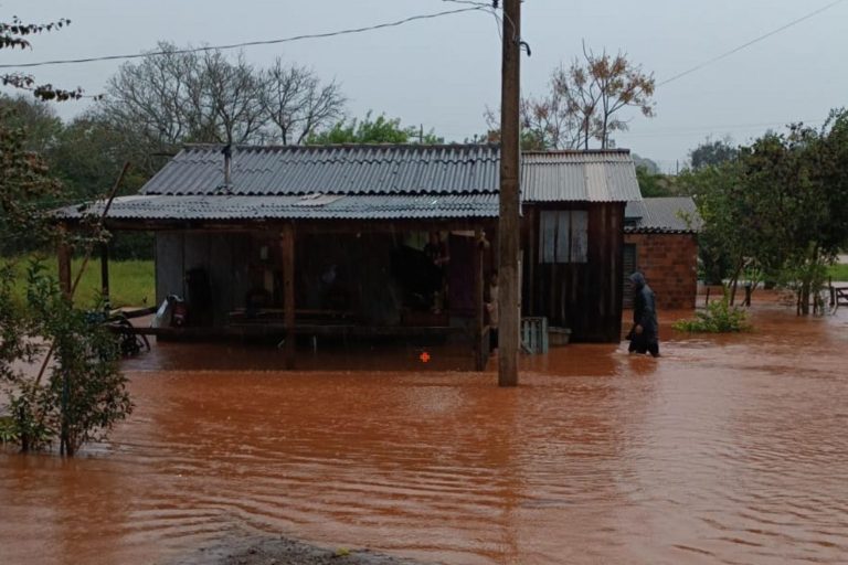 Chuva extrema provoca alagamentos, resgates dramáticos e suspensão de aulas no RS