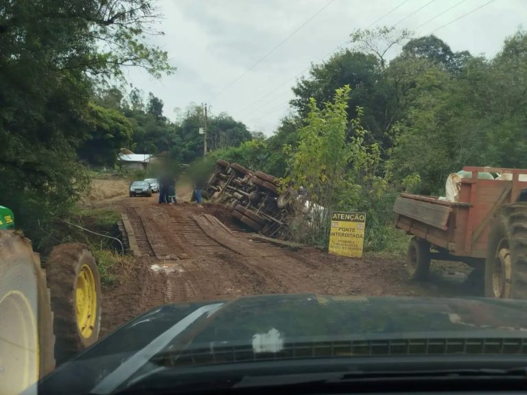 Caminhão carregado com ração tomba sobre ponte interditada em Campos Novos