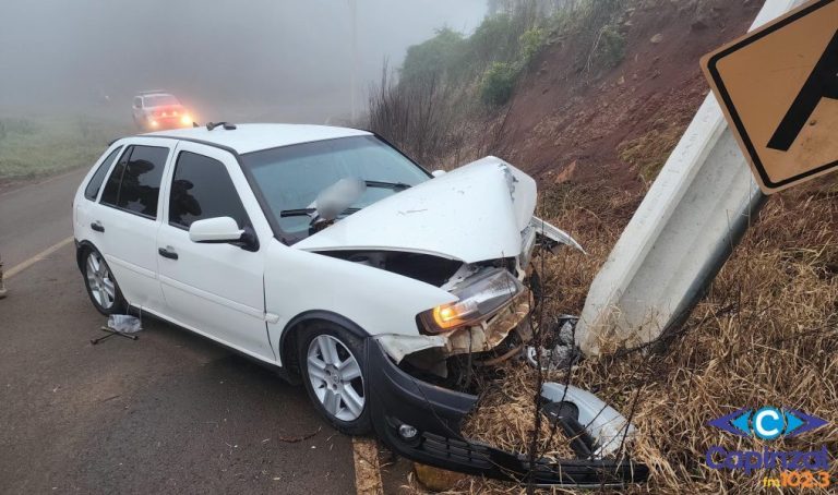Carro bate em poste e deixa moradores sem energia no interior de Ouro