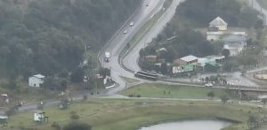 Assista! Manobra de motorista evita tragédia antes de caminhão tombar às margens de rio em Chapecó