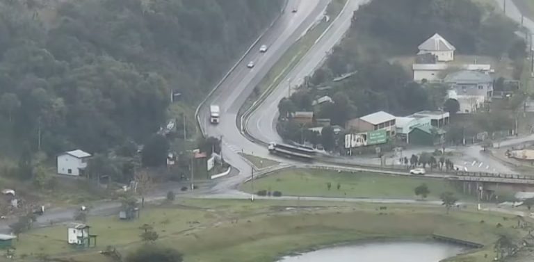 Assista! Manobra de motorista evita tragédia antes de caminhão tombar às margens de rio em Chapecó