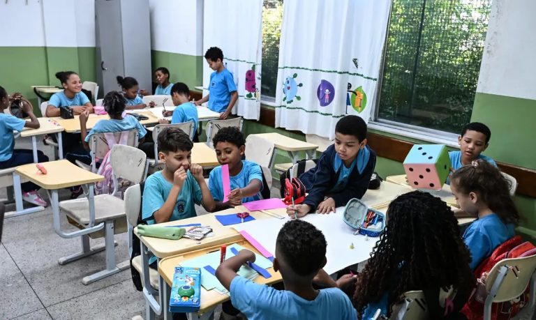 Governo federal sanciona novo piso do magistério e salário mínimo dos professores passa para R$ 5,1 mil
