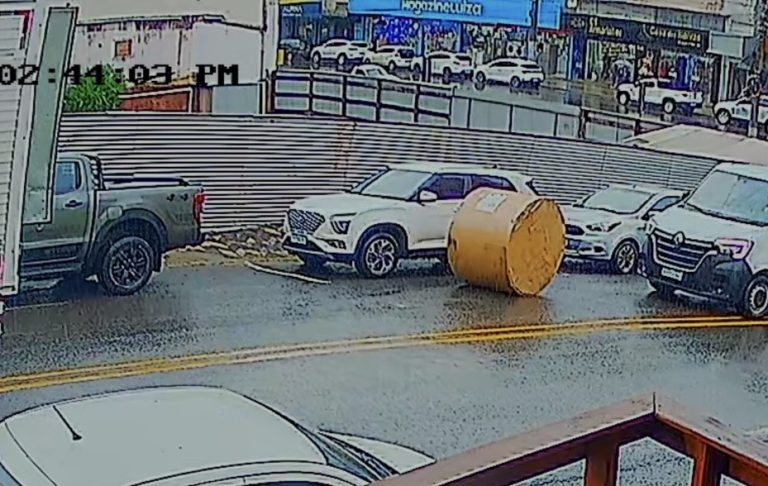 Vídeo! Bobina se desprende de caminhão e atinge carros no centro de Joaçaba