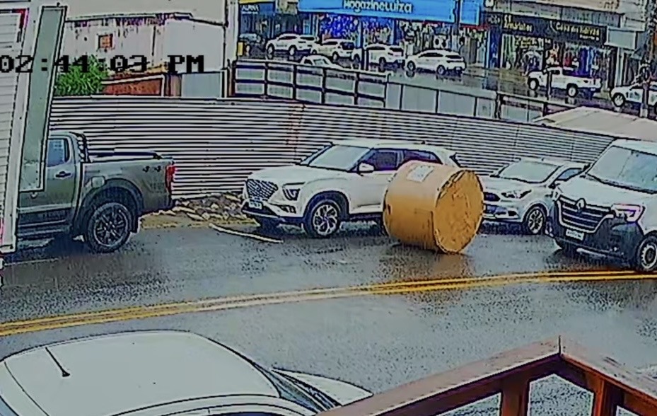 Vídeo! Bobina se desprende de caminhão e atinge carros no centro de Joaçaba