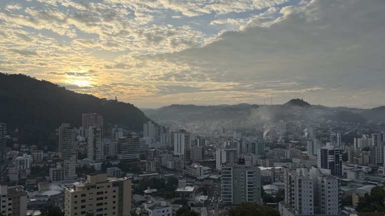 Sol volta a aparecer e tempo fica firme em SC nesta quinta-feira