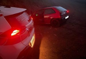 Motorista sem habilitação foge da PM e bate em barranco em Campos Novos