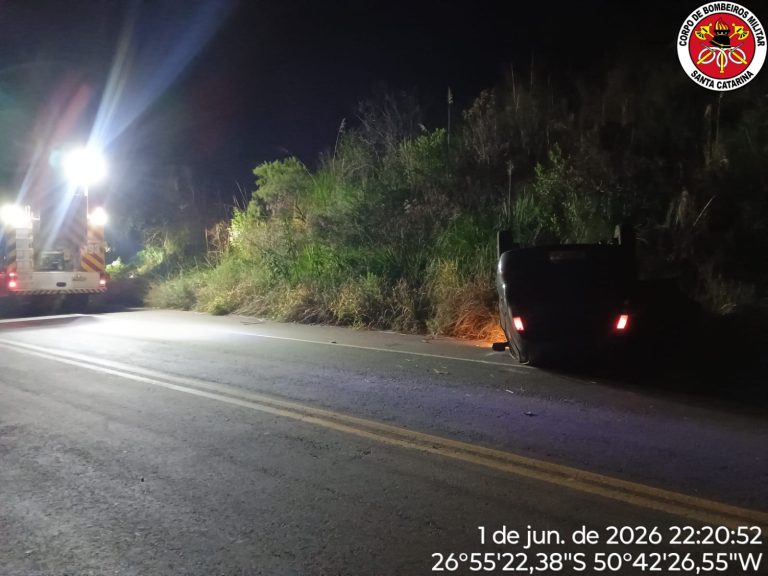 Capotamento é registrado na SC-120, em Lebon Régis