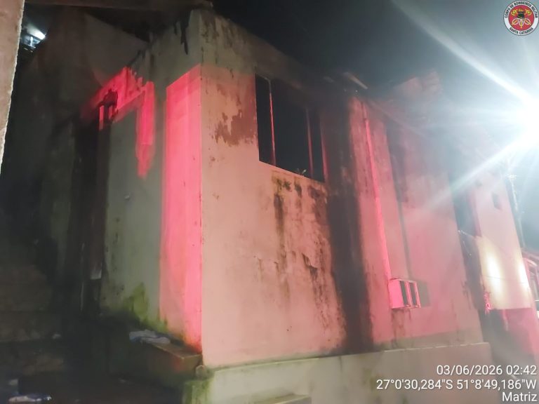 Incêndio destrói residência durante a madrugada em Videira
