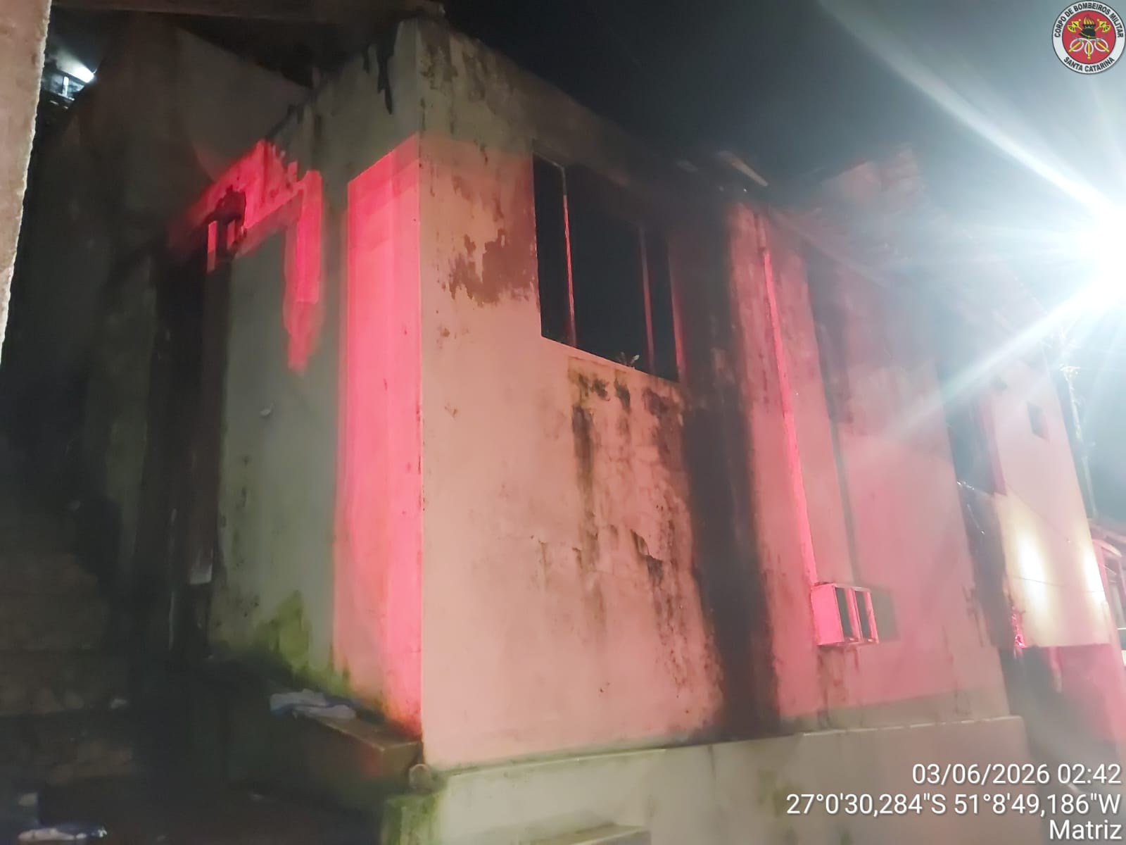 Incêndio destrói residência durante a madrugada em Videira