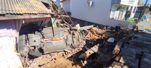 Caminhão descontrolado atinge veículos e invade residência no Oeste (fotos)