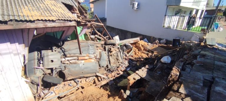 Caminhão descontrolado atinge veículos e invade residência no Oeste (fotos)
