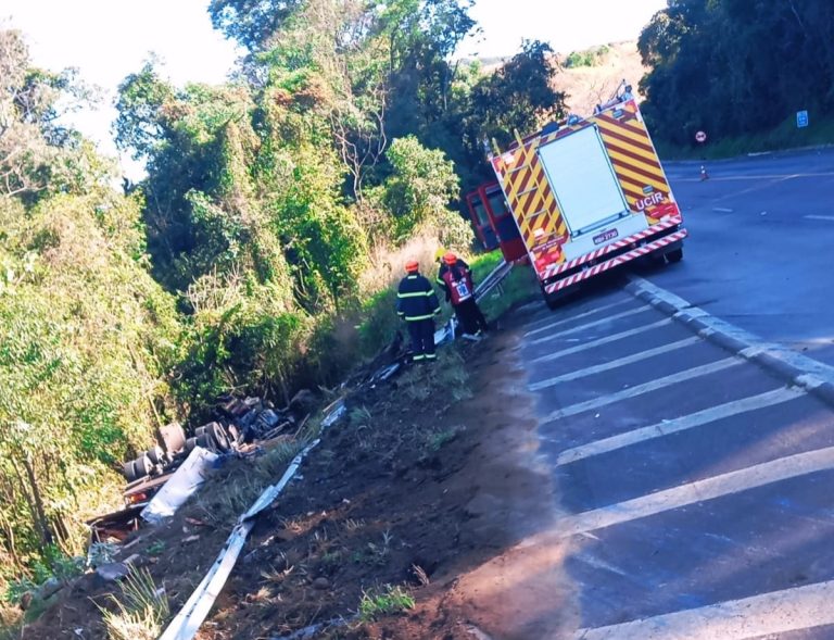 Motorista fica gravemente ferido após carreta tombar em ribanceira na BR-153 (fotos)