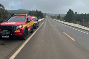 Motociclista fica ferido após queda na BR-470 e moto percorre cerca de 270 metros sem condutor