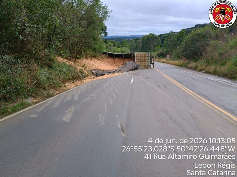 Carreta tomba na SC-350 após problema mecânico e bloqueia rodovia em Lebon Régis