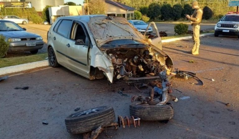 Carro fica destruído após acidente no trevo de acesso a Zortéa