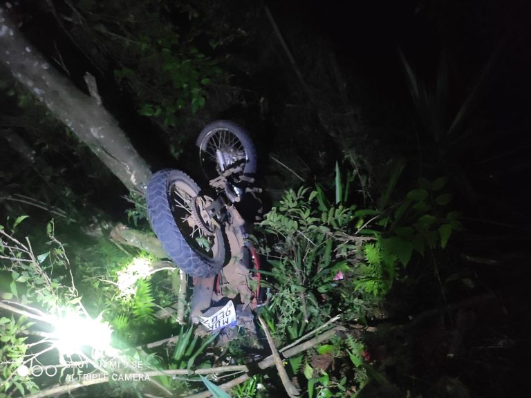 Dois homens ficam gravemente feridos após motocicleta sair da pista em Água Doce