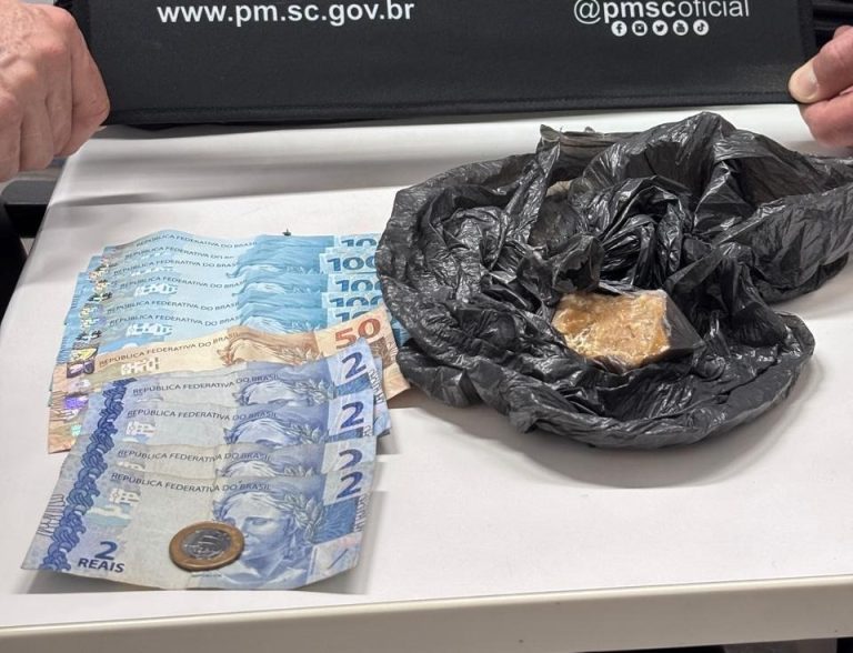 Homem é preso com crack escondido dentro de tênis após desembarcar na rodoviária de Joaçaba