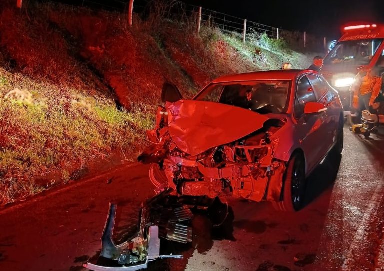Motorista fica preso às ferragens após colisão entre carro e caminhonete em Brunópolis