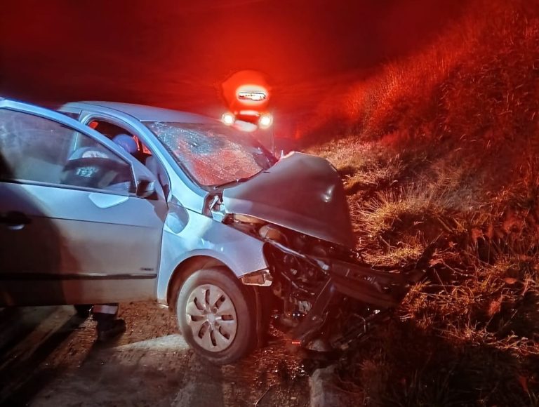 Colisão entre carro e carreta deixa duas pessoas feridas em Curitibanos