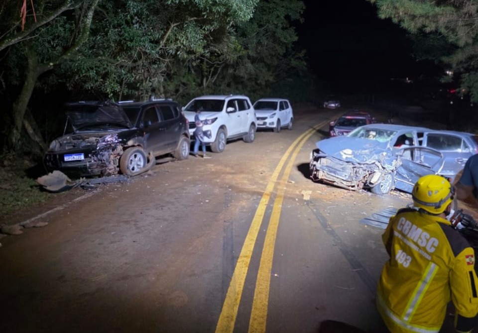 Grave acidente envolvendo quatro veículos deixa vários feridos e um morto no Oeste
