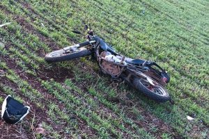 Motociclista fica ferido após colisão frontal com carro na SC-305