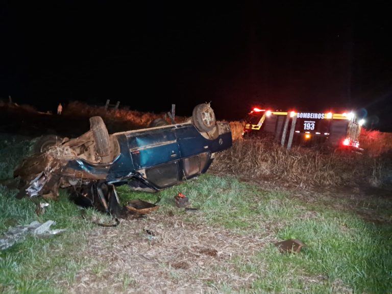Carro capota na SC-305 e vítimas são encontradas a 1 km do local