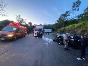 Grave colisão entre carro e caminhão deixa três feridos na BR-480