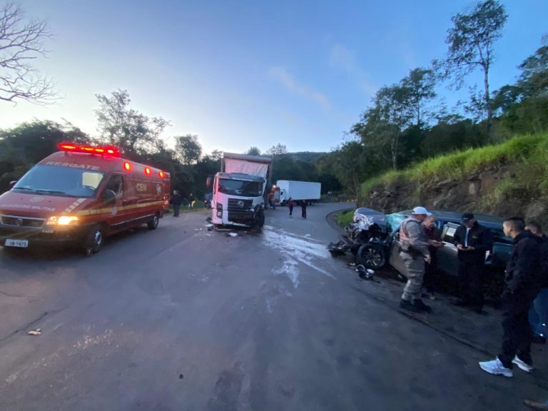 Grave colisão entre carro e caminhão deixa três feridos na BR-480