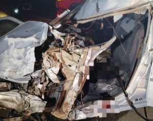 Homem morre preso às ferragens após colisão frontal entre carro e caminhão na BR-282 em Campos Novos
