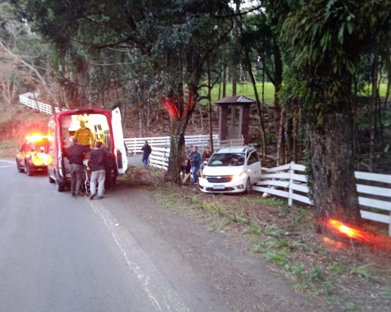 Motorista fica ferido após saída de pista seguida de colisão contra árvore em Arroio Trinta