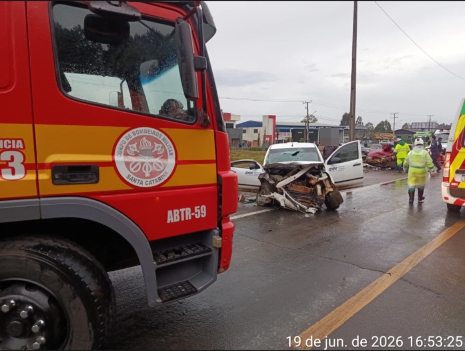 Colisão frontal deixa dois motoristas feridos na BR-116 em Santa Cecília