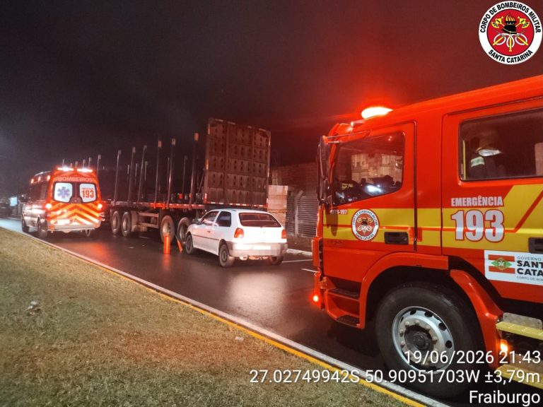 Motorista fica ferido após colidir carro contra reboque de caminhão estacionado em Fraiburgo