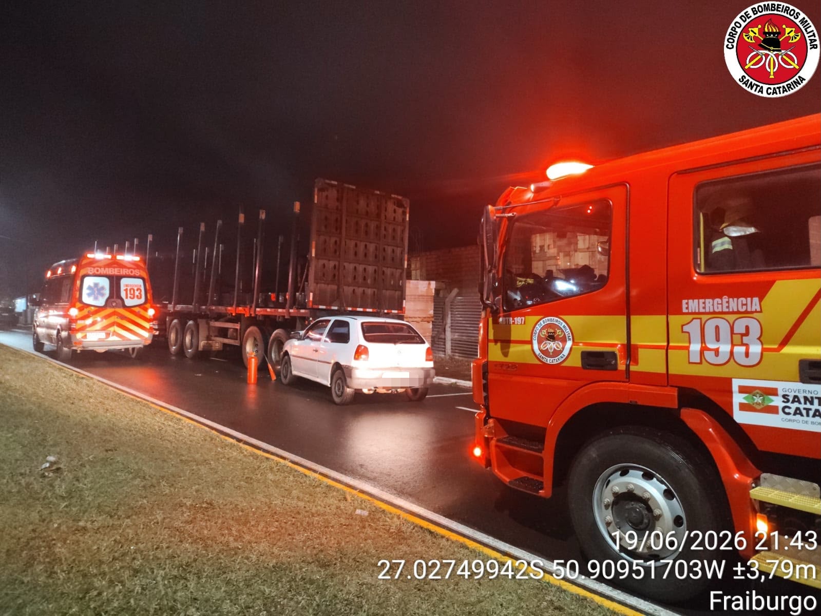 Motorista fica ferido após colidir carro contra reboque de caminhão estacionado em Fraiburgo